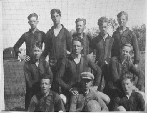 SIF A-Lag år 1930.Stående fr. v: Bengt Bengtsson, Sten Strid, Eric Karlsson, Karl Wennström, Helge Strid.Knästående: Sture Carlsson, Göte Karlberg, Albert Ljungdahl.Sittande: Henry Sahlin, Malte Carlsson, Einar Johansson.Lagledare och fotograf: Gunnar JönssonFotot är från fotbollsplanen vid vägen mot Skummeslövsstrand.