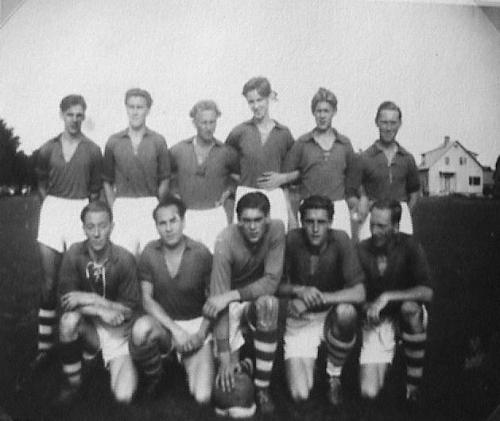 SIF A-Lag 1948.Stående fr v: Jerker Karlsson, Bengt Johnsson, Carl Persson, Magnus Johansson, Anders Karlsson, Stig Andersson.Knästående: Karl Holmberg, Walter Svensson, Malte Andersson, Erik Nilsson, Helge Persson.Fotot är från "nya" idrottsplatsen, dvs där den ligger idag år 2001.Omklädning: Bortalaget: Café CentrumHemmalaget: Arvid Karlssons vedbod.